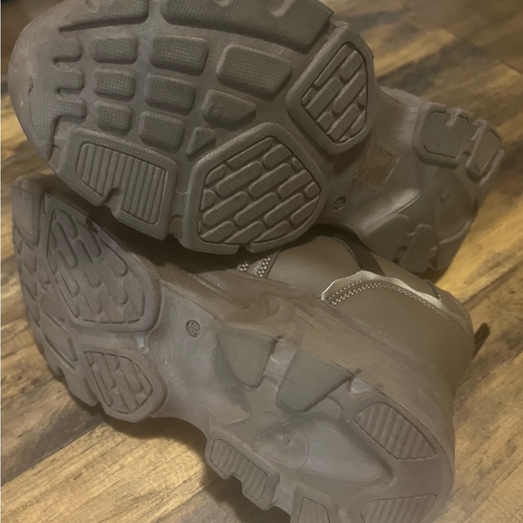 EUC- Worn Once- Thaletic Shoe- Size 40, fit my 7.5 with socks perfectly. No Box - Picture 8 of 9